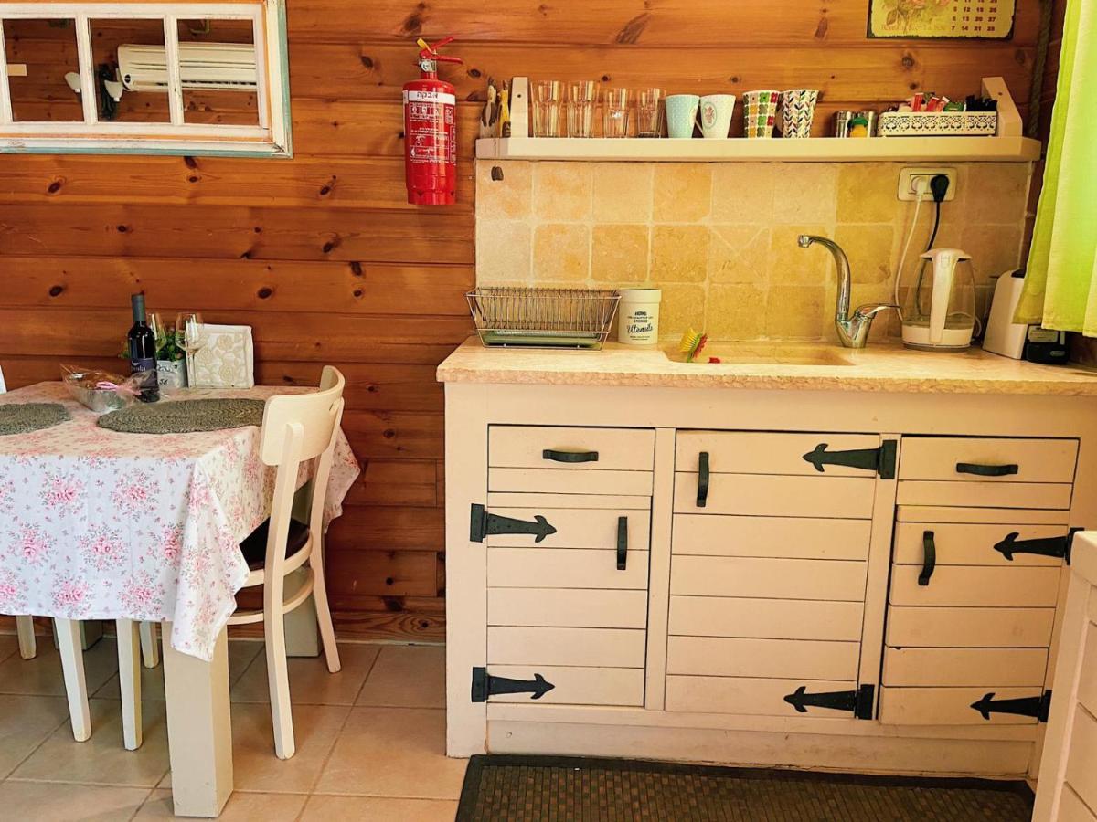 Julie'S Cabins Neot Golan Ngoại thất bức ảnh